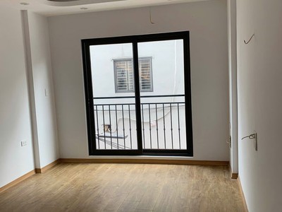 Nhà đẹp - ở ngay - một nhà ra ô tô phố  kẻ tạnh 30 m2,x 5 tầng, mặt tiền  3.6m, 5.75 tỷ long biên. 0