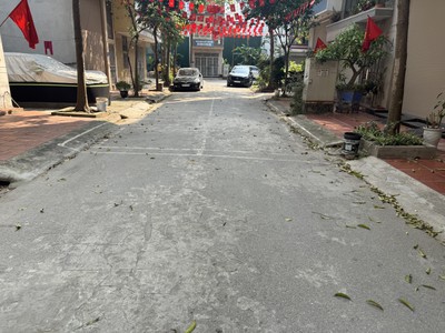 Chính chủ cho thuê nhà 4 tầng,đường 12m,trong Khu đô thị Văn Khê 0