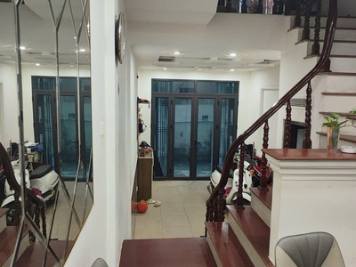 Vị trí: nhà phố mễ trì hạ, ngõ rộng ba gác tránh xe máy, vài chục mét ra chợ, trường học mễ trì các 4