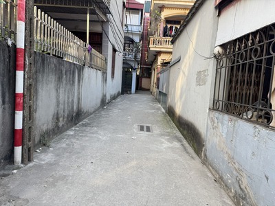 Cần bán 50,1m2 nhà cấp 4 ngõ 197 Phúc Lợi. Cách 20m ra đường thông ô tô, gần chợ   trường các cấp 0