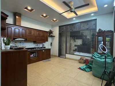 Cần bán 98,2m2 nhà 4,5 tầng mặt phố Nguyễn Văn Hưởng. Vị trí đẹp, ô tô tránh, vỉa hè, kinh doanh 1