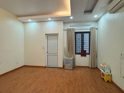 Cần bán 98,2m2 nhà 4,5 tầng mặt phố Nguyễn Văn Hưởng. Vị trí đẹp, ô tô tránh, vỉa hè, kinh doanh 4