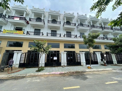 Nhà 4 lầu xe hơi ngay ngã tư ga q12  quá đẹp  giá rất tốt luôn 0