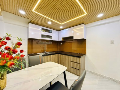 Nhà đẹp quá  3pn, nội thất đẹp, khu vực sầm uất, ra sân bay gần xịch 1