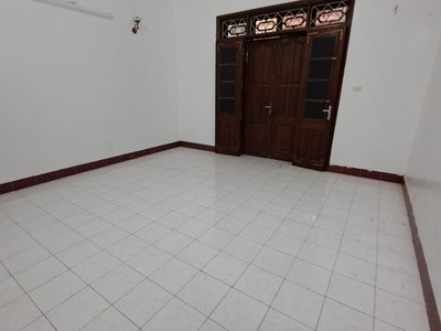 Cho thuê nhà ngõ 31 phố Trần Quốc Hoàn. Diện tích 65m2 x 4 tầng mặt tiền 5m, ô tô đậu cửa 6