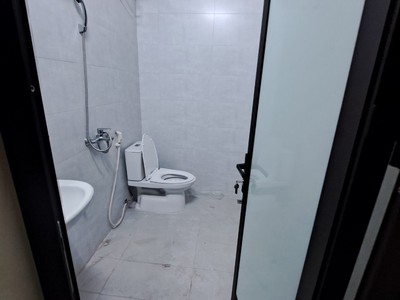 Cho thuê nhà phân lô ngõ 1 phố Phạm Tuấn Tài. Diện tích 55m  x 5 tầng mặt tiền 4m 4