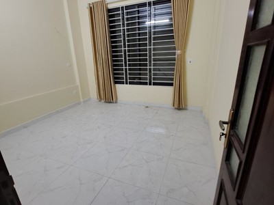 Cho thuê nhà phân lô ngõ 1 phố Phạm Tuấn Tài. Diện tích 55m  x 5 tầng mặt tiền 4m 5