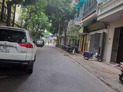 Cho thuê nhà phân lô ngõ 61 phố Phạm Tuấn Tài. Diện tích 70m2 x 5 tầng có điều hòa, đường rộng 0