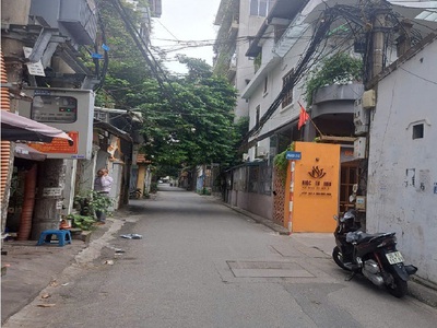Cho thuê nhà ngõ 31 phố Trần Quốc Hoàn. Diện tích 65m2 x 4 tầng mặt tiền 5m, ô tô đậu cửa 0