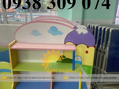 Giá để đồ chơi và học liệu mầm non, kệ gỗ cao su mầm non 1