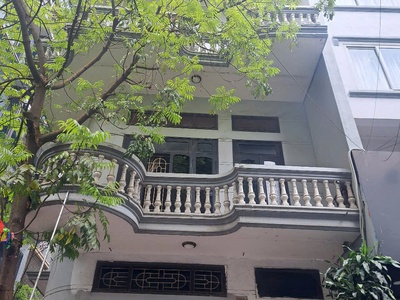 Cho thuê nhà mặt ngõ 210 đường Hoàng Quốc Việt, Dt 50m2 x 3,5 tầng lô góc, đường rộng 1