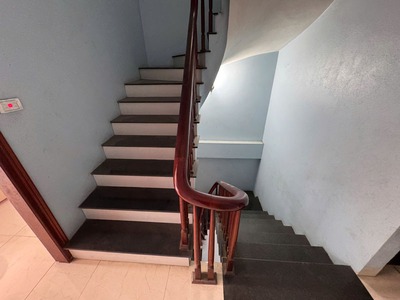 Cần bán 93m2 nhà 4 tầng mặt phố 36 Cổ Linh. Đường 15m, gần đường quy hoạch 25m 2