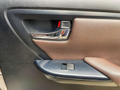 Chính chủ bán xe Fortuner 2019 số sàn 3