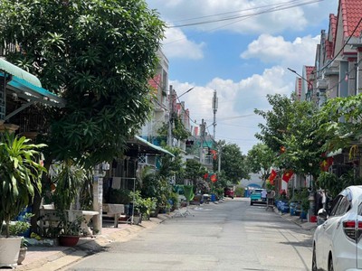 Bán nhà 1 trệt 1 lầu dĩ an,đường xe hơi 6m,gần ngã tư chiêu liêu 0