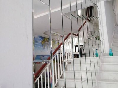 Gương trang trí cầu thang giúp mở rộng không gian 0