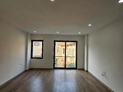 Chính chủ bán nhà thạch bàn - 40m2 - sau chợ - ô tô vào nhà - 6 tầng - full nt - hơn 6 tỷ 2