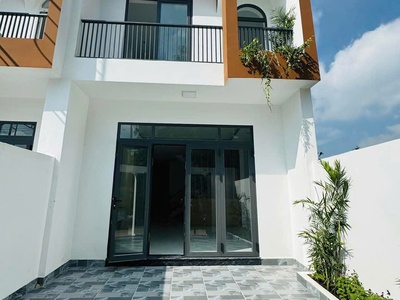 Dãy nhà 4 căn ngay chợ thạnh phú , cách cây xăng 26 chỉ 15 phút di chuyển 1