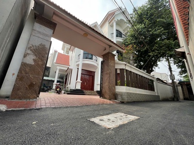 Bán  đất kèm nhà sẵn 3 tầng khang trang dt 300m2 0