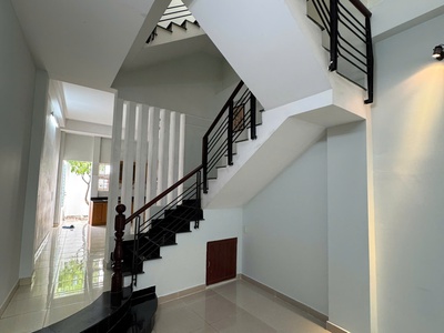 Cho thuê nhà trung tâm   sát Phan Xích Long   diện tích sàn 87m    giá tốt 1
