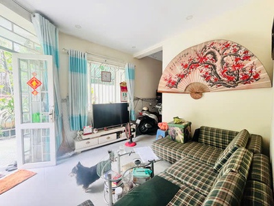 Bán vila sân vườn đẹp. 2 tầng cách mặt tiền quốc lộ 13 cũ 15m hẻm thẳng xe hơi sổ vuông 293m2 gía 1