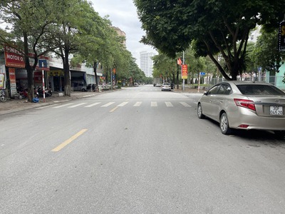 Cần bán 60m2 nhà 6 tầng mặt phố Phạm Khắc Quảng, Giang Biên. Đường rộng 25m, nhà toàn đồ gỗ 4