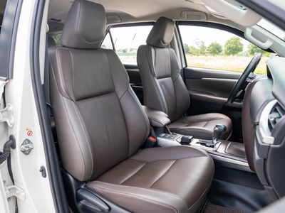 Bán xe Toyota Fortuner 2.4G 4x2 AT 2020, màu trắng. 9