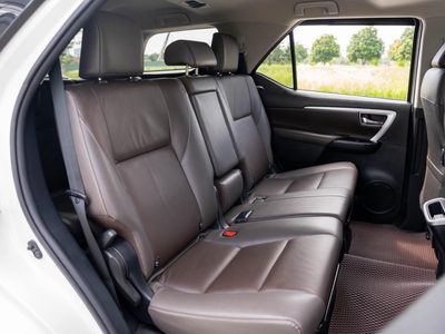 Bán xe Toyota Fortuner 2.4G 4x2 AT 2020, màu trắng. 12