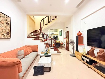 Bán nhà đẹp phố võ chí công 40m2 5tầng mặt tiền 6.5m 7.5 tỷ cầu giấy 0