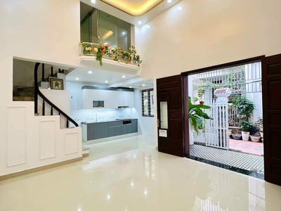 Nhà chợ hàng cũ vị trí cực nông, 48m 3 tầng, sân cổng riêng, giá 3.45 tỉ 2