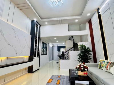 Bán nhà 2 lầu thạnh lộc 29 gần ngã tư ga hướng đông nam đường 6m- 3pn- sân thượng chỉ 4,39 tỷ cho 1