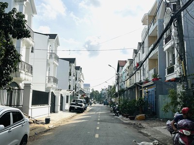 Bán nhà mặt phố bình chiểu, thủ đức, 105m , 6.7 tỷ, 3 tầng, 4pn, 5wc 2