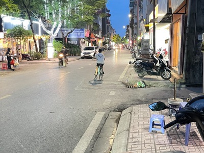 Mặt phố hoàng như tiếp 27 tỷ 100m mặt tiền 8m,vỉa hè kinh doanh,long biên 1