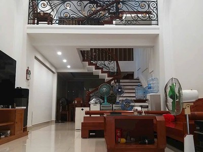 Nhà khúc thừa dụ, mặt ngõ 5m, 67m 4 tầng, độc lập còn đẹp, giá 5.5 tỉ 1