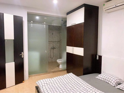 Cho thuê căn hộ tầng 4 mặt phố giải phóng ngay bách kinh xây, 45m2, full đồ, ở gđ, nhóm 3 ng 1