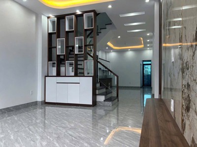 Bán Nhà 3 Tầng Ngõ 28 Cao Xanh,P.Cao Xanh. DT:82m2,MT:4m. Oto Đỗ Cửa 2