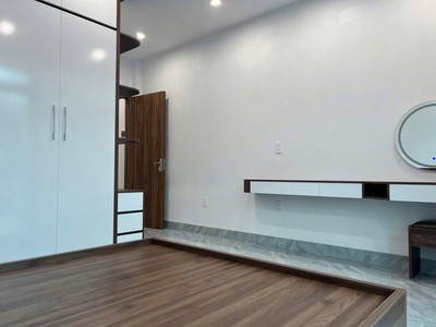 Bán Nhà 3 Tầng Ngõ 28 Cao Xanh,P.Cao Xanh. DT:82m2,MT:4m. Oto Đỗ Cửa 5