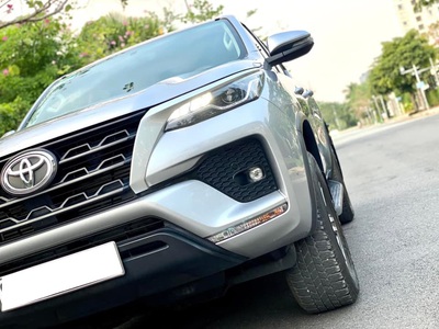Bán xe Toyota Fortuner 2.4G 4x2 MT 2021, màu bạc. 2