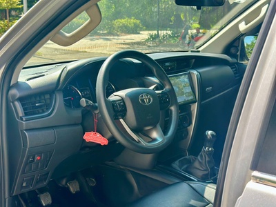 Bán xe Toyota Fortuner 2.4G 4x2 MT 2021, màu bạc. 9
