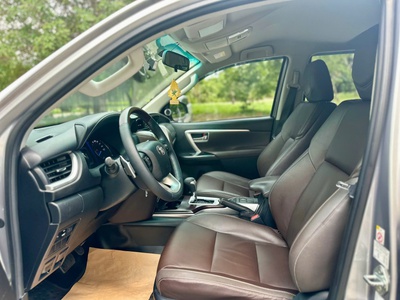 Bán xe Toyota Fortuner 2.4G 4x2 AT 2020, màu bạc. 8