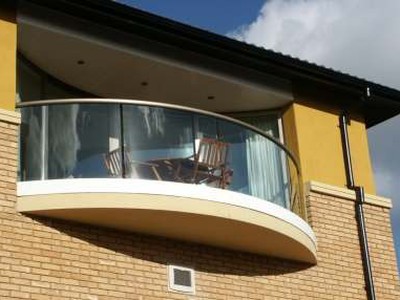 Lan can kính uốn cong   Kiểu dáng hiện đại, sang trọng 0