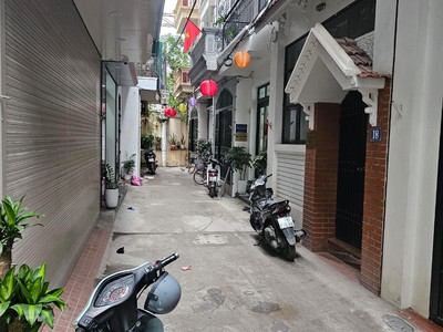 Nhà 5 tầng  thang máy xịn  view hồ   phân lô cán bộ tam trinh  giá 12.8 tỷ một khoảng trời riêng 0