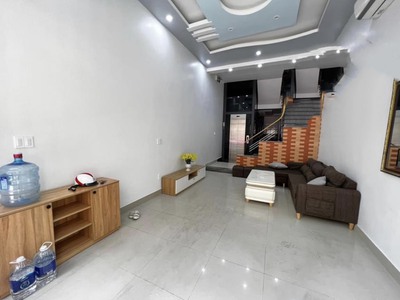 Cho thuê nhà 4 p.ngủ khép kín  68m2  tại phố Văn Cao 0