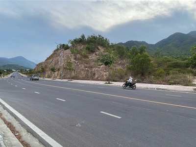 Bán lô đất mặt tiền đường phong châu   vị trí đẹp, giá tốt - dt 824m2 - giá bán 5ty36trieu - liên 0