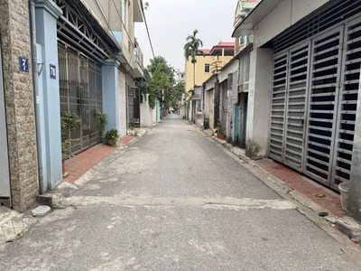 Cần bán đất 2 mặt thoáng 43,7m2 đất ngõ Kẻ Tạnh, Giang Biên. Đường ô tô thông, gần trường chợ 0