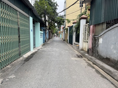 Cần bán đất 2 mặt thoáng 43,7m2 đất ngõ Kẻ Tạnh, Giang Biên. Đường ô tô thông, gần trường chợ 2