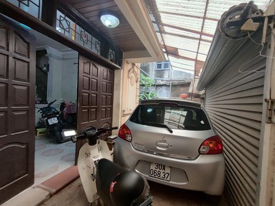 Bán 102M tặng nhà ô tô kinh doanh đường hoàng mai 3