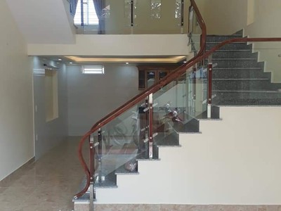 Mẫu trụ cầu thang kính tay vịn gỗ tự nhiên 0