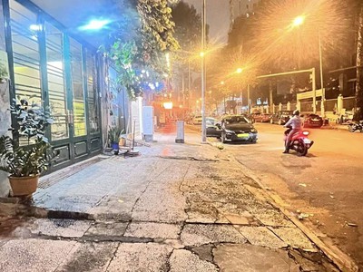 Nhà mặt tiền đường nguyễn đình chiểu phường đa kao quận 1 . 0