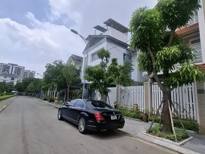 Bán biệt thự 3t việt hưng. 234m, mt 13m, vỉa hè rộng, giá siêu hợp lý chưa đến 200tr/m còn tl. lh 4