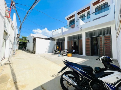 Bán nhà 3 tầng hẻm ô tô gần chợ vĩnh hải - dt: 107,5m2 . dtsd: 201m2 -  - giá bán : 5 tỷ 100 2